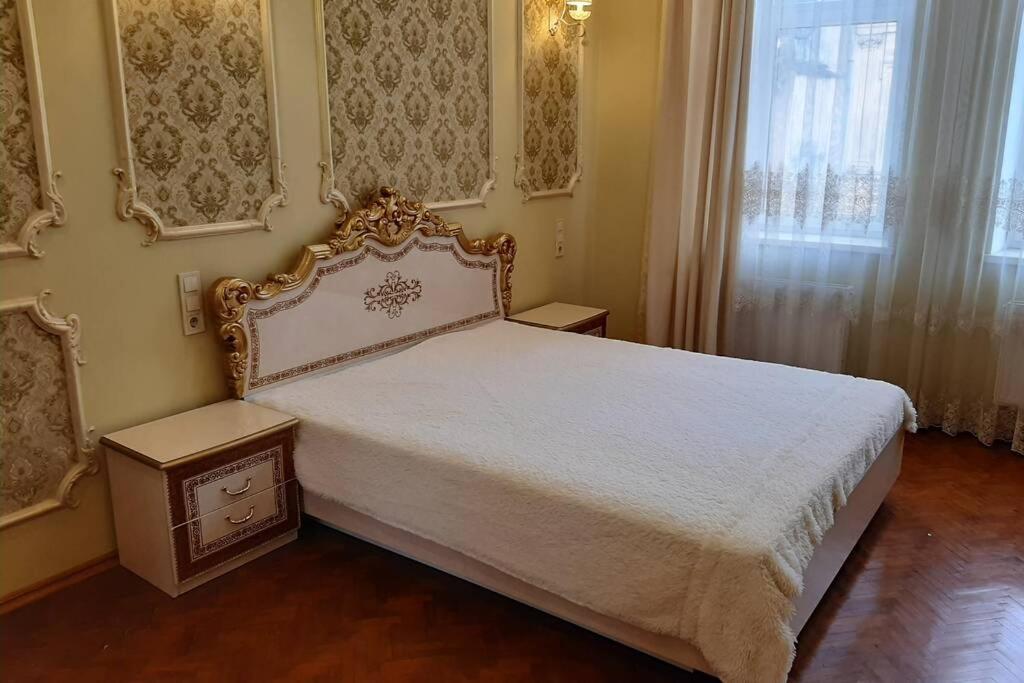 Квартира Возле Оперы Lviv Bagian luar foto